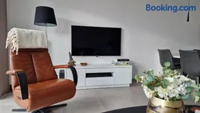 Modern luxury 1-bedroom apartment close to the beach and the sea T21 - Image 5