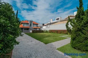 Casa em Jurerê Internacional com 4 Quartos, a 10 Minutos da Praia e 2 Minutos do Mercado - Image 1