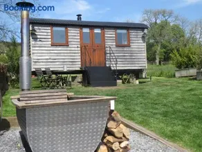 Lens Hut - Image 2