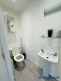 Stunning semi-detached townhouse, Holywood, Sleeps 6 - 10 mins from Belfast - Image 4