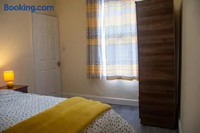 Royale Green View House- free parking, Wifi, Perfect for Contractors and Holiday - Image 1