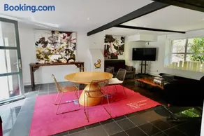 Bel appartement design entouré de nature avec piscine - Image 2