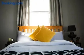 Characterful Abode with FREE parking. - Image 2