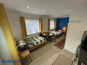 Twin beds en suite - Image 3