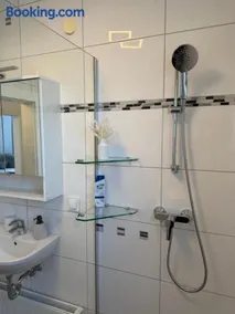 Premium Residence JR - Modern Design & Free Parking - Image 5