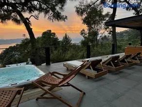 Majestic Residence with views of the lake and woods! - Image 1