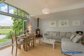 Secluded, New Forest Riverside Lodge - Image 3