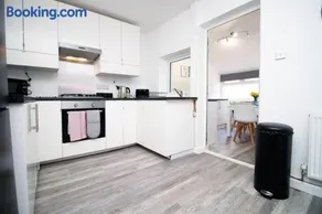 No 9 Afan Valley House by SSW 3BR Free Parking Sleeps 5 close to Bike Trails - Image 4