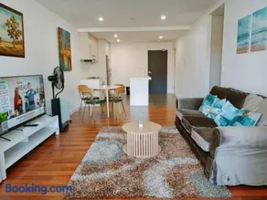 Dee Why 2BR Apartment Near Beach & Shops - Image 1