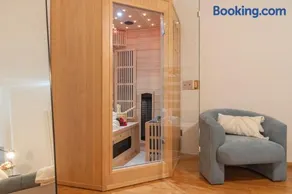 Perugia urban retreat and Light Sauna on king bed - Image 2