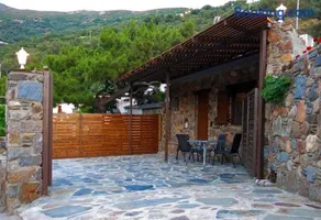 "PefkoPetro" Traditional House - Image 1