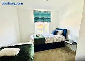 Ashford Retreat - Luxury Home with Double Parking - Image 2