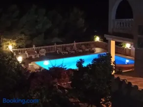 Catalunya Casas Spacious Mountain Retreat with Private Pool - Image 3