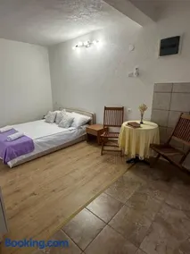 Studio Apartment - Image 2