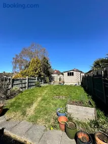 Entire home, 2 double beds, free wifi, near QE - Image 4