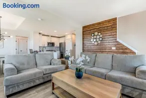 New Townhouse Central Bend w Fireplace - Image 1
