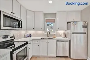 Bright Coastal Condo - Image 2