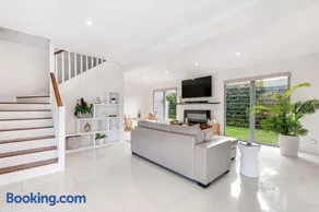 Luxury 5-Bedroom Canal-Front Retreat in Mooloolaba - Image 5