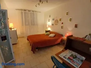 Chez Lulu Grand Studio Cote Jardin avec Veranda - Image 3