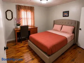 Fall River Stay Urban Haven Suites Cozy 3BR - Image 4