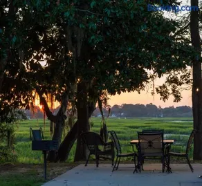 2 Bedroom - 1 Bath Waterfront Cottage with Spectacular Sunsets - Image 1