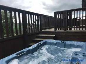 Kingfisher Lodge with Hot Tub - Image 4