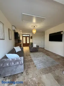 Modern 2 Bed Bungalow situated in Rives Villereal - Image 2