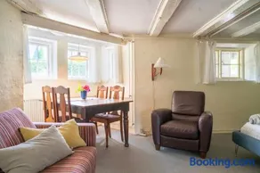 Rummeligt kælderværelse med egen indgang og privat terrasse nær Aarhus - Image 1