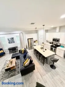 City Oasis Near NRG Stadium, Med Center & Downtown! - Image 4