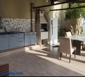 Casa com piscina e área gourmet próximo à praia - Image 3