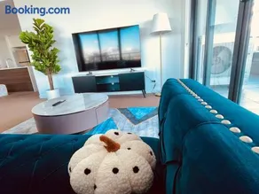 Stunning waterfront 3 bedroom condo with Pool, BBQ - Image 2
