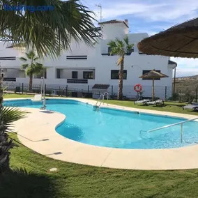 Spacious Apartment with Views in Málaga, 77 m², Shared Pool - Image 3