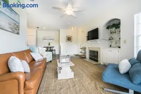 Amazing Lake view King Suite near Town center Mayo and UNF - Image 4
