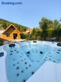 L Instant Suspendu Chalet Jacuzzi Sauna Piscine - Image 1