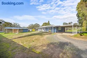Peaceful 6-Acre Grampians Ridge Retreat Sleeps 10 - Image 1