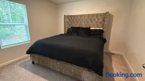 Spacious 4 Bedroom Stay Near ATL Airport - Image 3