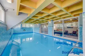 Blue Dolphin Apartment - Private indoor Pool, Jacuzzi, Garden - Image 1