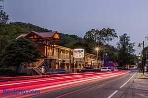 Rivers Edge Motel - Image 1