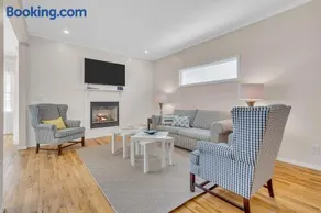 Bayview Coastal Home - Steps to Shore & Free Parking - Image 4
