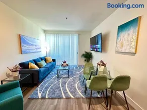 Bright 2 Bed 2 Bath with Views Walk to the Beach DTSM - Image 2