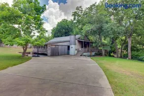 Charming dog-friendly home with expansive deck - near boat ramp & attractions - Image 1