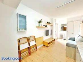 Acogedor estudio con terraza y AC - Image 3