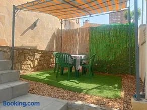 Casa MYA con terreno privado y parking compartido - a 800m de Playa Poniente - Image 2
