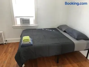Private 2 bedroom and 1 bathroom house in a quiet area and convenient to NYC bus and train - Image 4