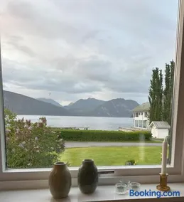 Spacious holiday home by the fjord and mountains - Image 2