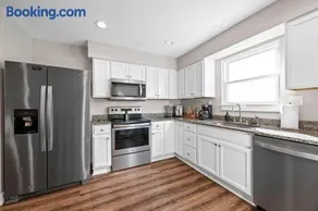 Spacious 6BR Near Ark! Ample Parking, 3 Full Baths - Image 3