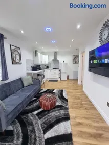 Very Cosy & Lovely 1 Bed Garden Apartment with side access, Suitable for Long Stay and Short Stay - Image 4