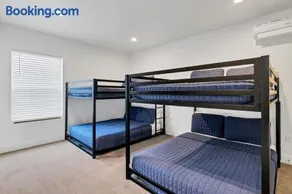 Newly furnished 5BD 4BA Townhome The Vue 30 - Image 4