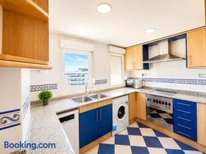 Sea views and free parking by the beach - Image 4