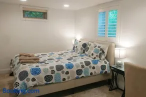 Contemporary 3 Bedroom Apt with Sauna in Woods - Image 5